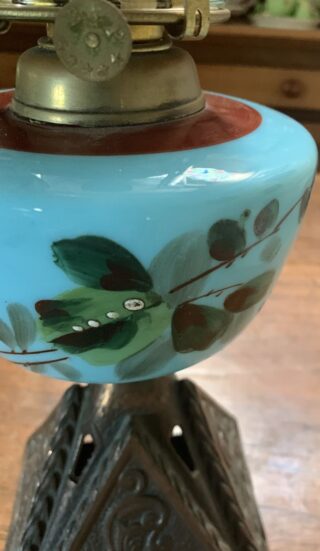 Victorian oil lamp c1900, hand painted font, cast iron base - Image 3