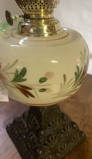 Victorian Oil Lamp c1900, hand painted font, cast iron base Rd 368803 - Image 2