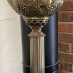 American 'Juno' Banquet oil lamp c1895, brass column and font - Image 3