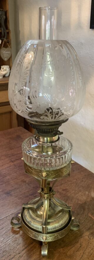 Hinks unusual brass table oil lamp, crystal cut font