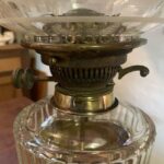 Hinks unusual brass table oil lamp, crystal cut font - Image 2