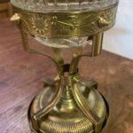Hinks unusual brass table oil lamp, crystal cut font - Image 3