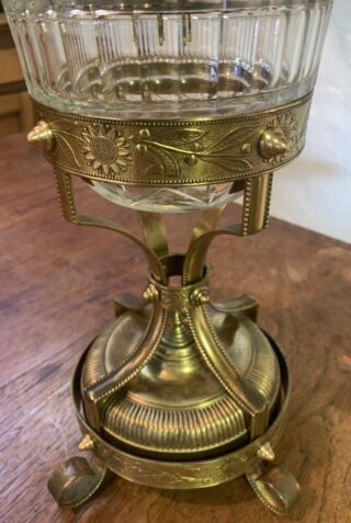 Hinks unusual brass table oil lamp, crystal cut font - Image 3