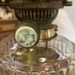 Hinks unusual brass table oil lamp, crystal cut font - Image 4