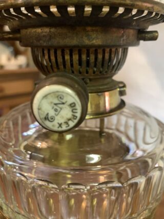 Hinks unusual brass table oil lamp, crystal cut font - Image 4