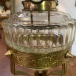 Hinks unusual brass table oil lamp, crystal cut font - Image 6