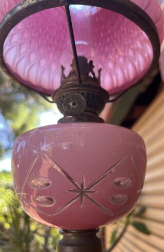 Pink 'Brilliant Cut' glass font Piano/Peg oil lamp - Image 4