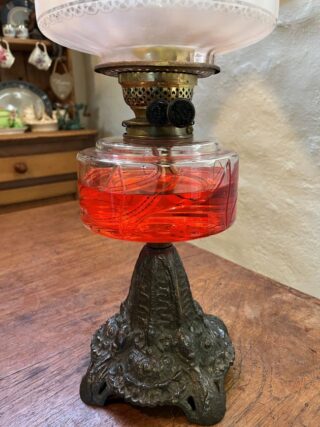Victorian table lamp cast iron base patterned cut glass font - Image 3