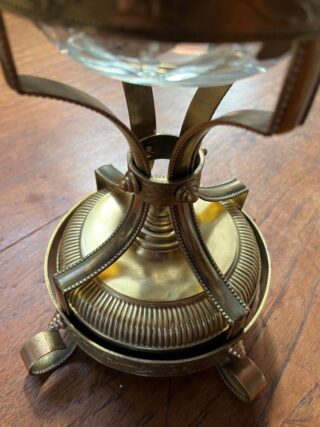 Hinks brass table lamp, crystal cut font - Image 5