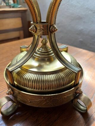 Hinks brass table lamp, crystal cut font - Image 6