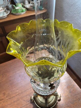 Hinks brass table lamp, crystal cut font - Image 8