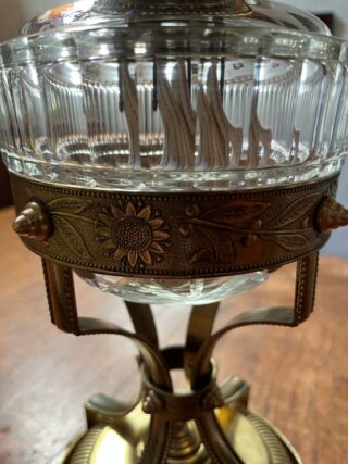 Hinks brass table lamp, crystal cut font - Image 3